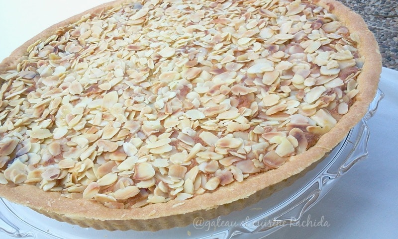 almond tart with flaked almonds