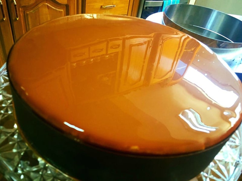 glaçage miroir chocolat au lait sur entremets