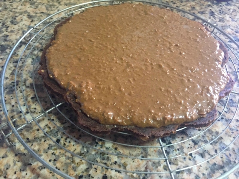 brownie avec croustillant praliné dans l'entremet trois chocolat