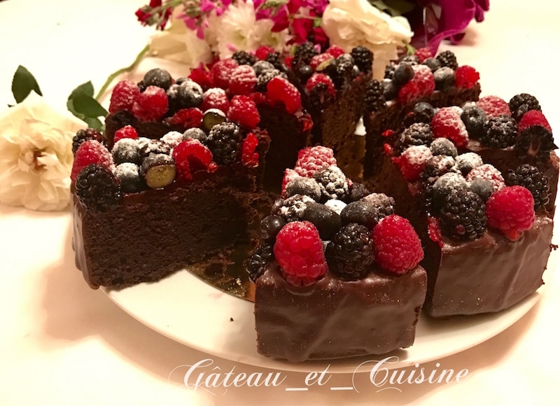 gâteau au chocolat avec ganache et fruits rouges moelleux et fondant