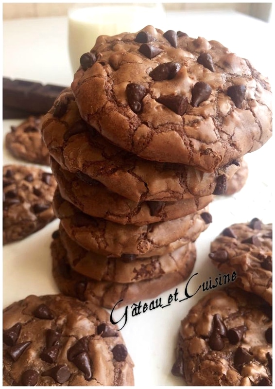 les brownies cookies intense au chocolat avec des pépites de chocolat