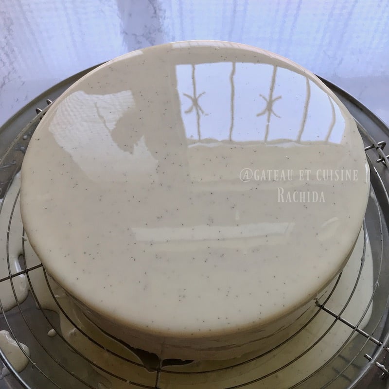 Glaçage miroir blanc entremets vanille , fruits rouges et litchi