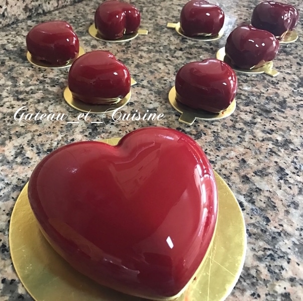 entremet glaçage rouge pour la st valentin - gâteau fête de l'amour