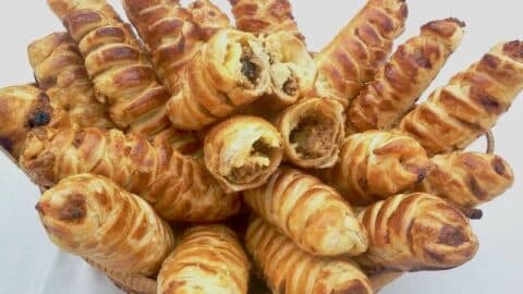 petits feuilletés tressés à la viande hachée