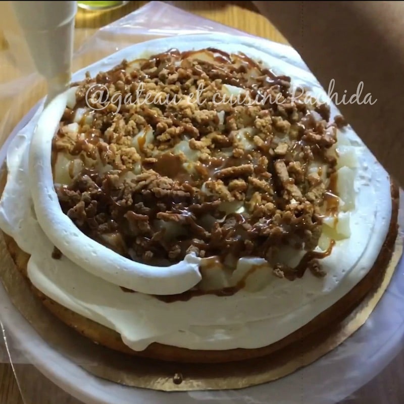 montage gâteau layer cake à couche, fourré de crumble avec des poire et du car