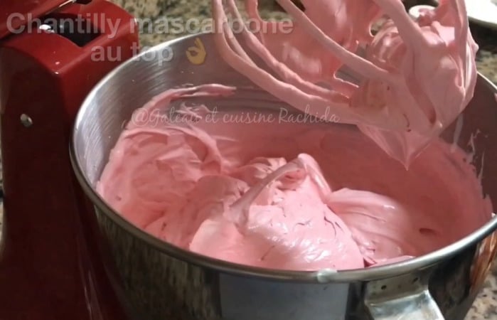 chantilly rose pour layer rose cake framboise lemon curd