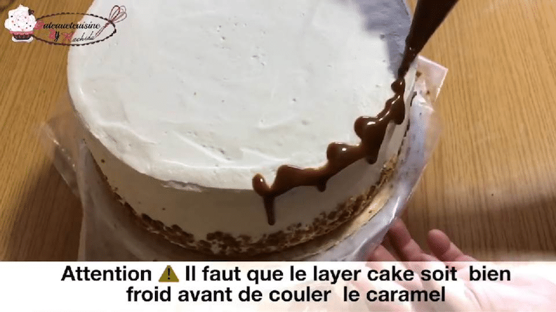 Décorer le layer cake crumble poires et caramel de coulures