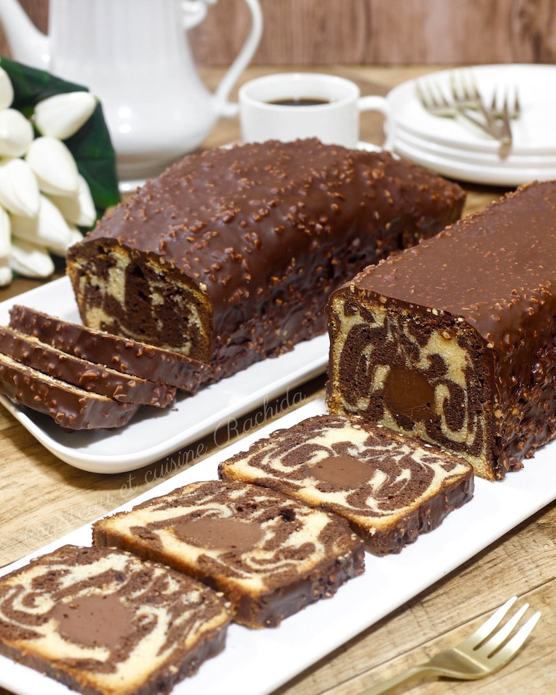 cake marbré moelleux au chocolat et vanille avec glaçage rocher