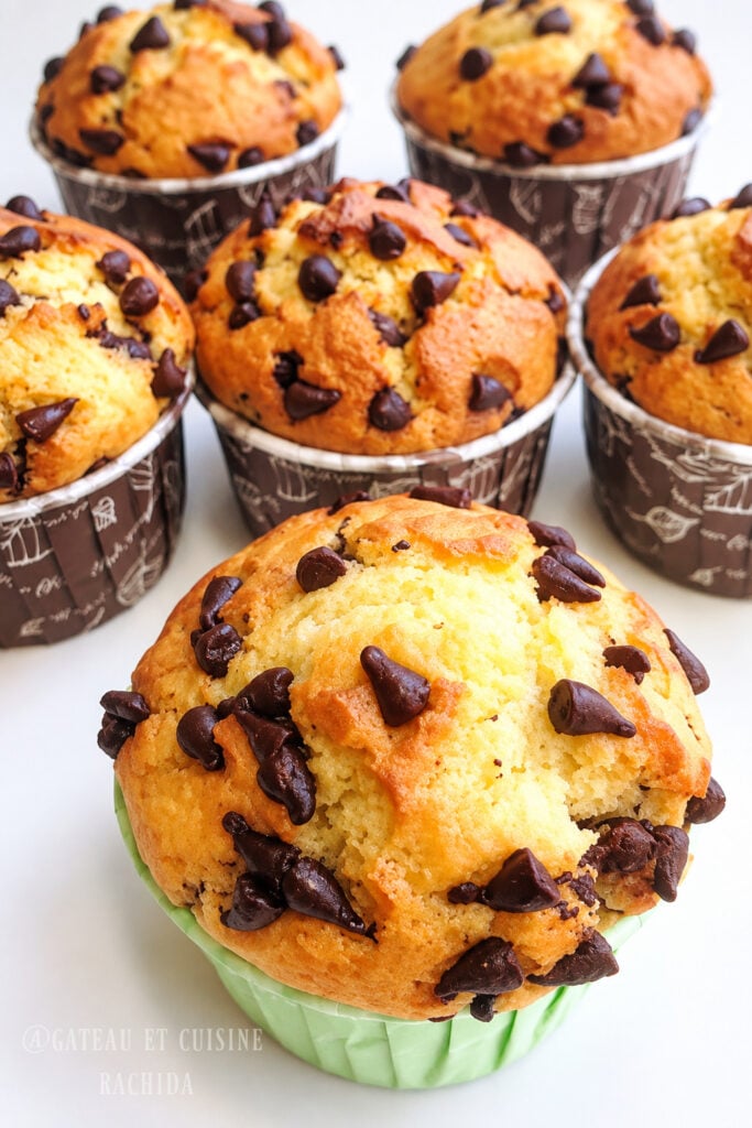 muffins américains aux pépites de chocolat dans des caissettes bien gonflés et très moelleux