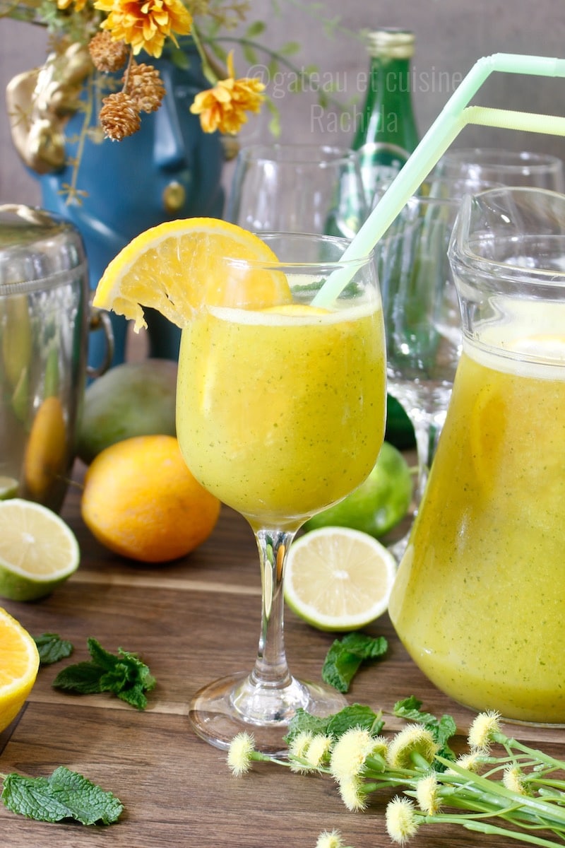 cocktail sans alcool à la mangue ,orange et citron avec du curcuma