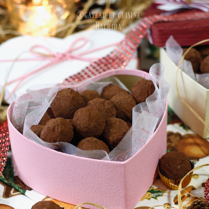 Truffes Au Chocolat Maison De Noël Dans Une Tasse En Gros Plan PNG
