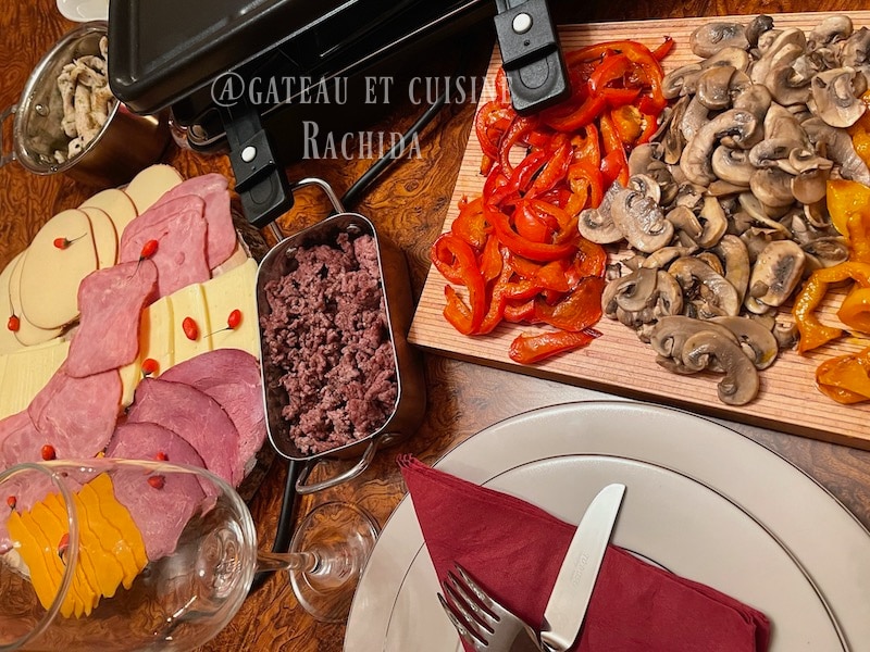 Une Table En Bois Avec Divers Ingrédients Pour Une Raclette Photo