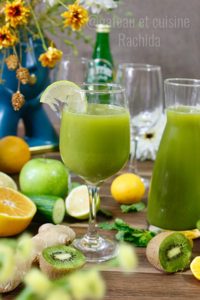Jus vert detox aux légumes et fruits verts