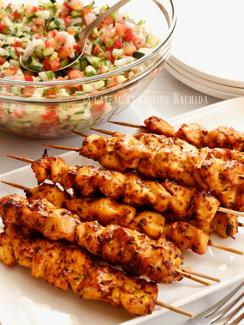 Salade iranienne shirazi et brochette de poulet
