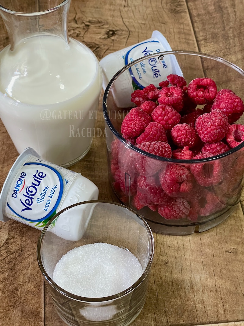 Ingrédients du smoothie aux framboises