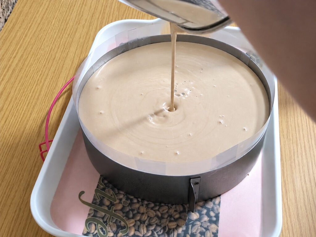 mousse au chocolat au lait versé dans le cercle