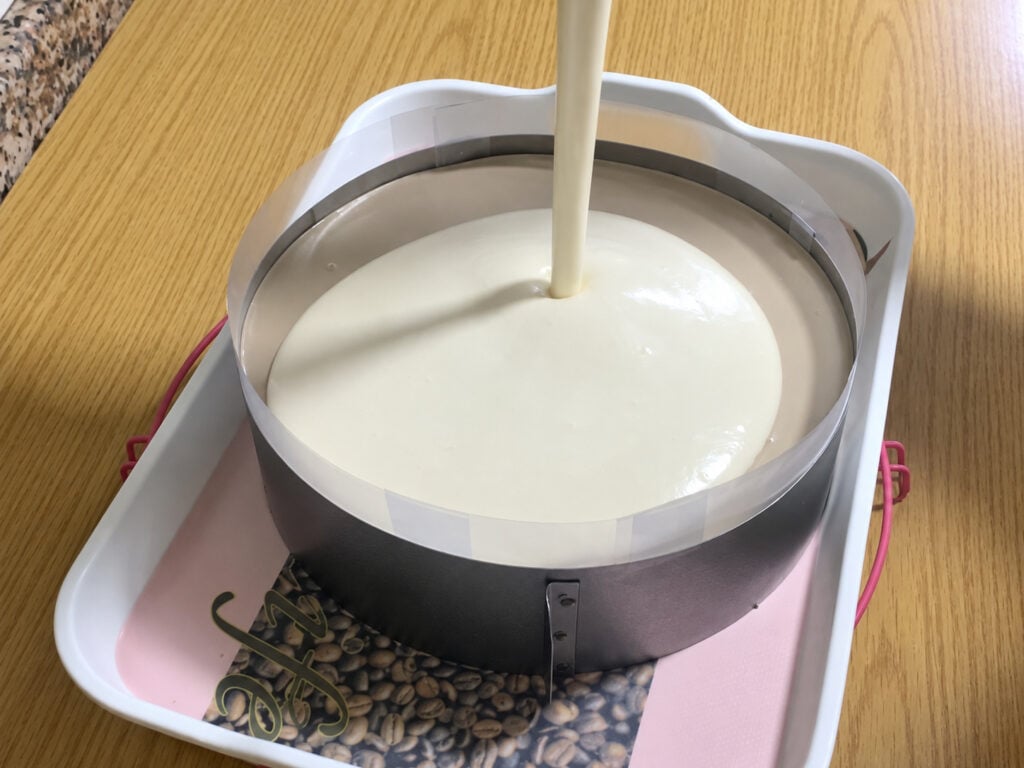 mousse au chocolat blanc versé dans le cercle