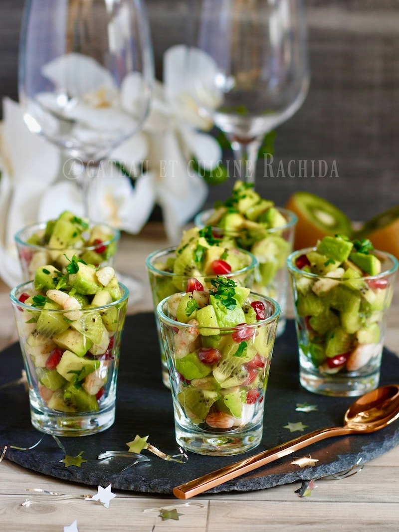 verrines apéritives aux crevettes , avocats et kiwi