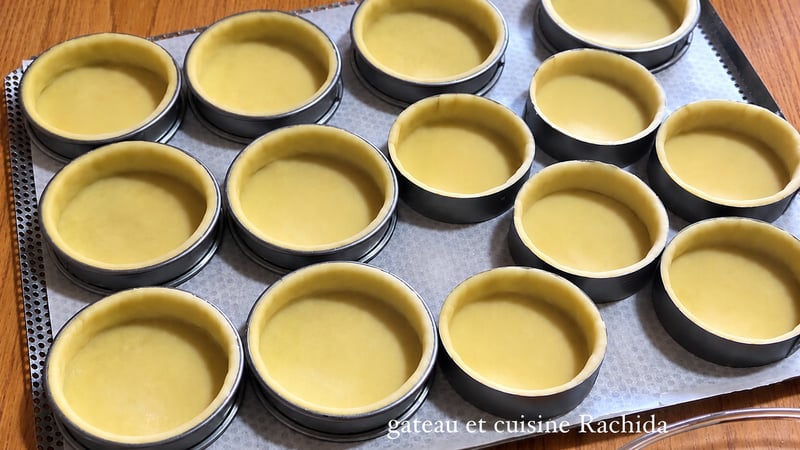 pâte brisée foncées dans des cercles pour quiches