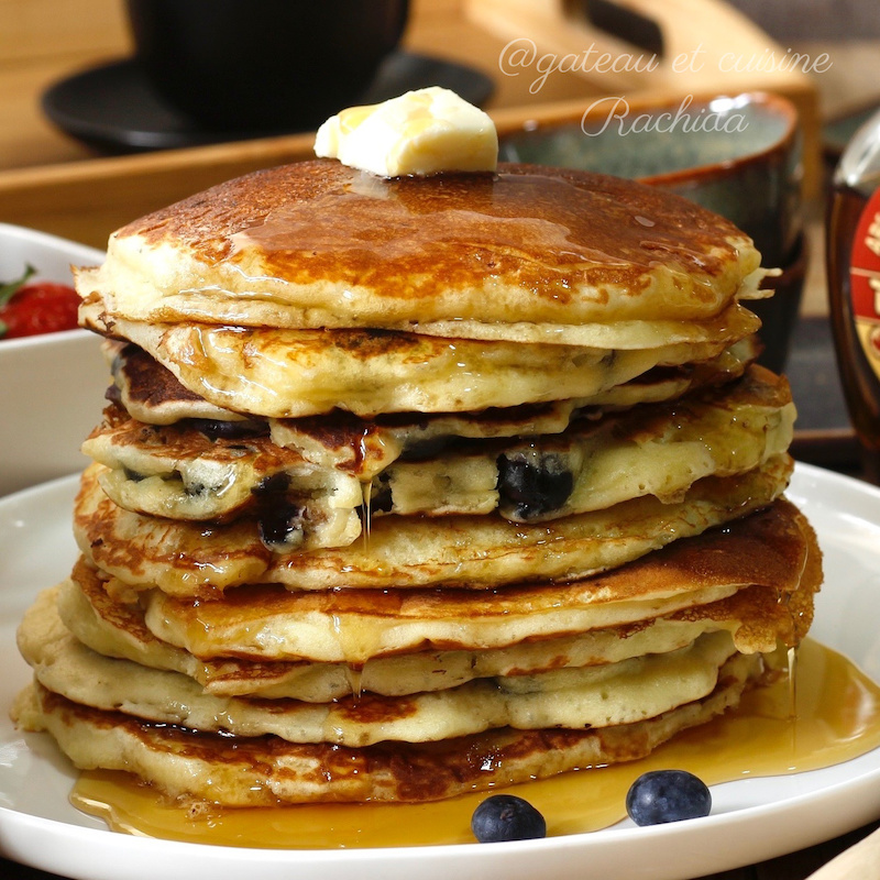 recipe for fluffy american pancakes with maple syrup