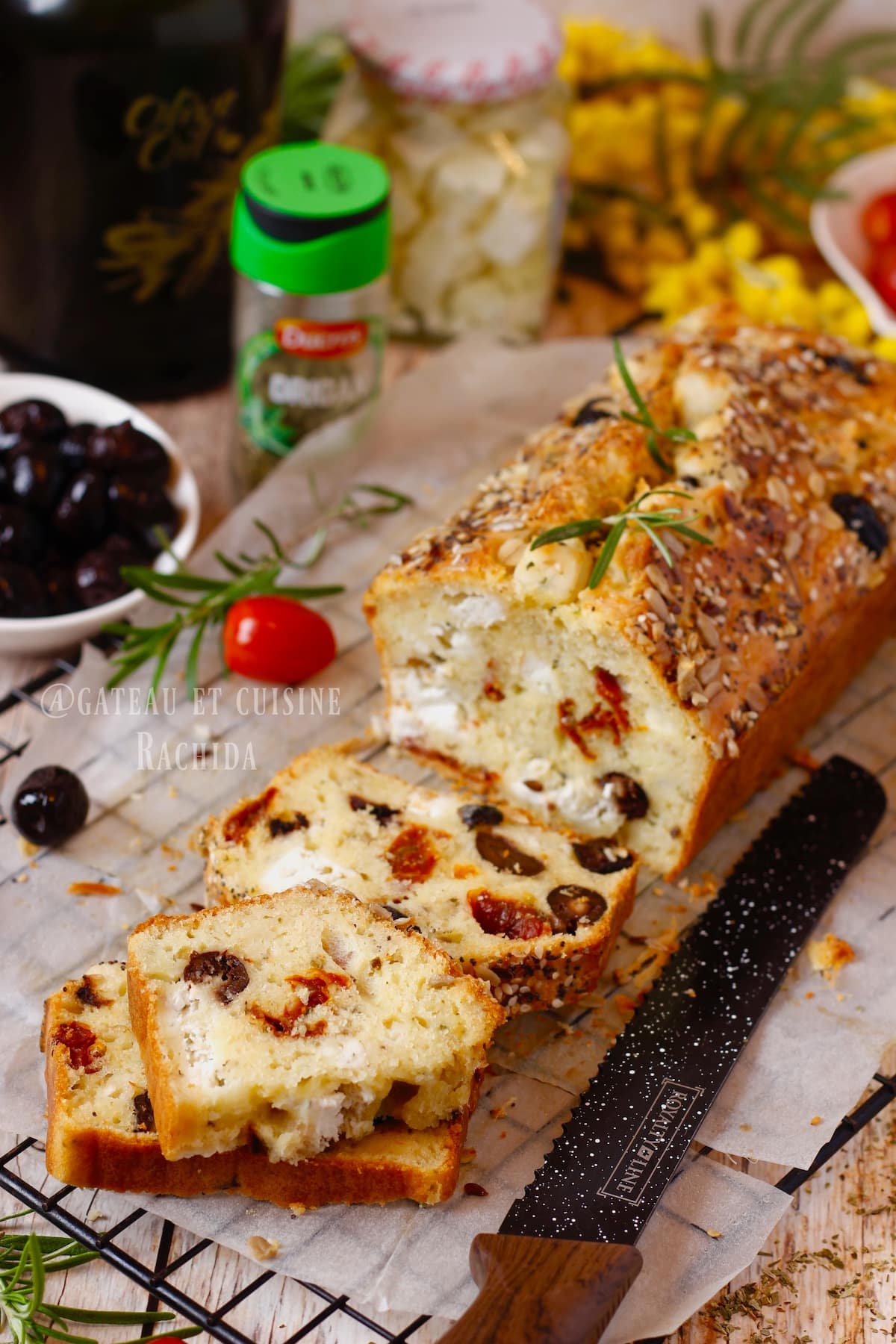 Easy recipe for cake with olives, feta and sun-dried tomatoes for an aperitif dinner