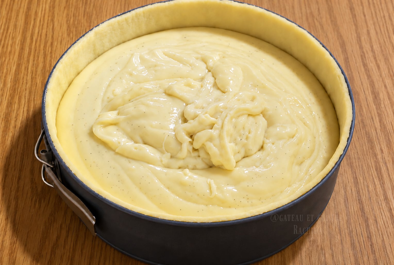 appareil à flan pâtissier dans le moule sur la pâte brisée sucrée avant d'aller au four