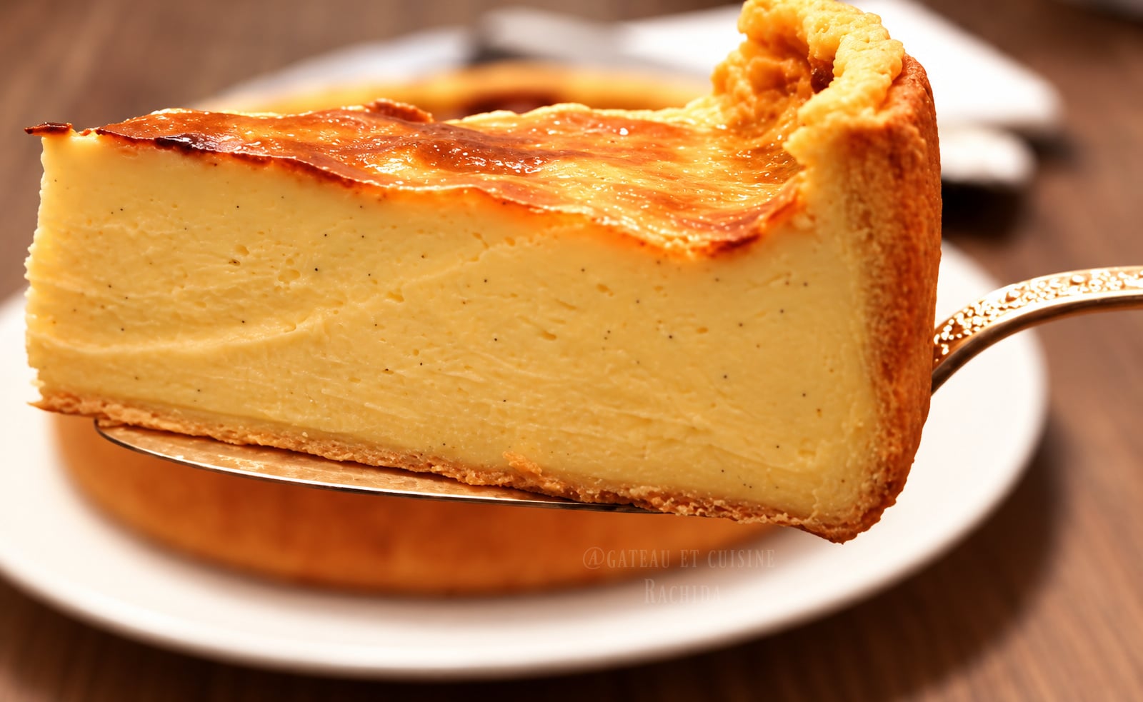 Part flan pâtissier maison à la vanille découpé sur un plat de présentation