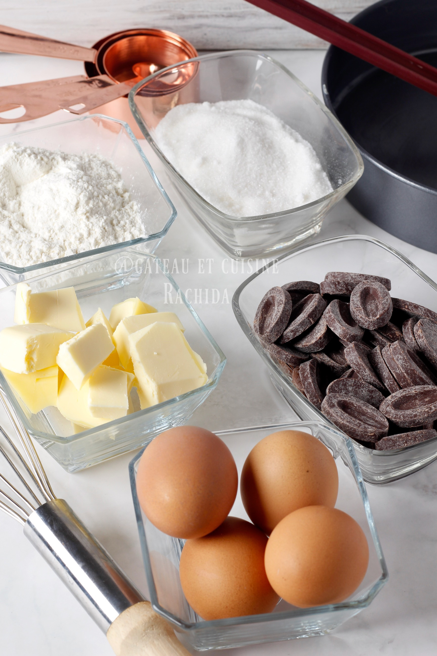 ingrédients pour préparer la recette du molleux au chocolat du chef cyril lignac: oeufs , beurre , sucre, farine et chocolat
