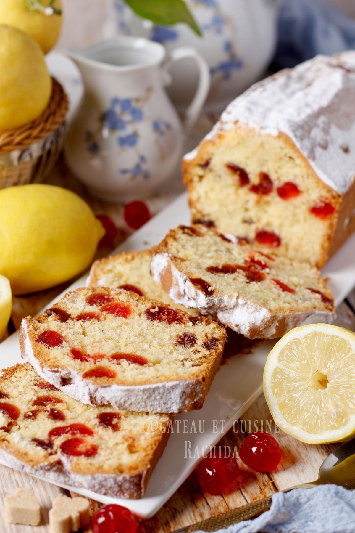 texture moelleuse cake aux fruits confits anglais avec des cerises bien réparties dans le cake