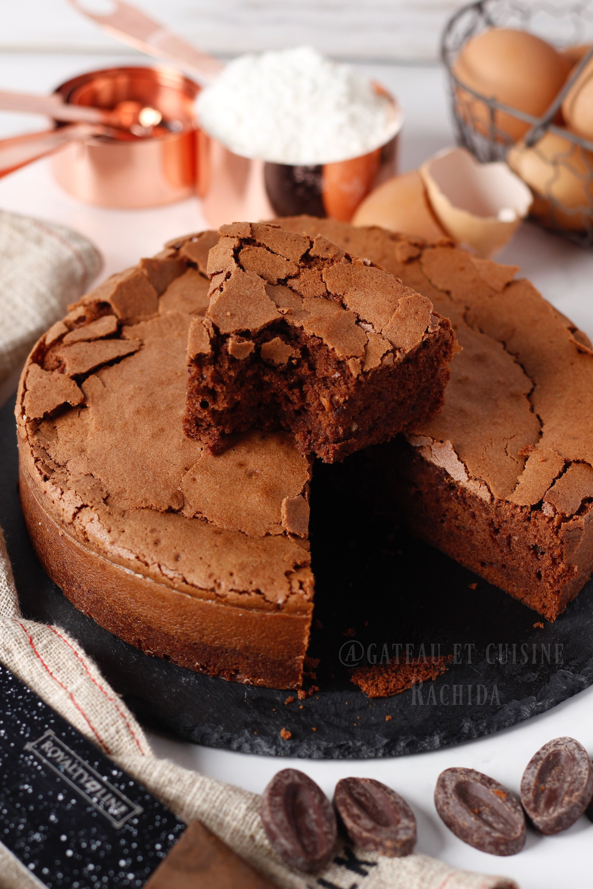 part de moelleux au chocolat pour montrer sa texture fondante