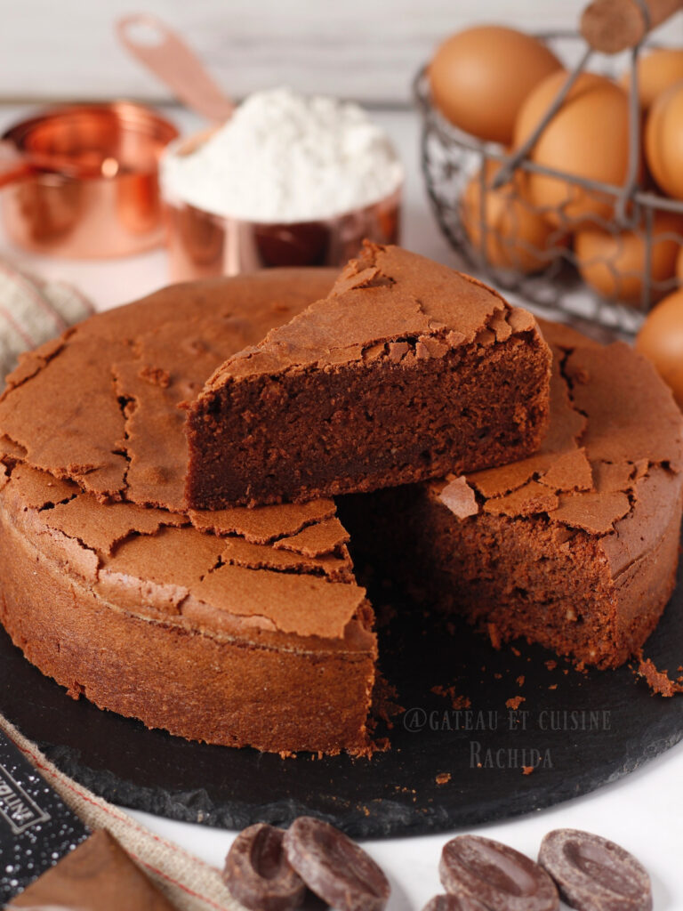 moelleux au chocolat coupé en part pour montrer la texture à l'intérieur fondante 