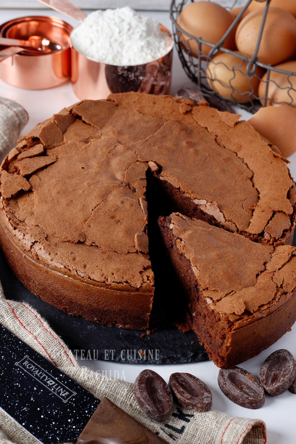 Moelleux au chocolat facile coupé en part avec le dessus craquelé