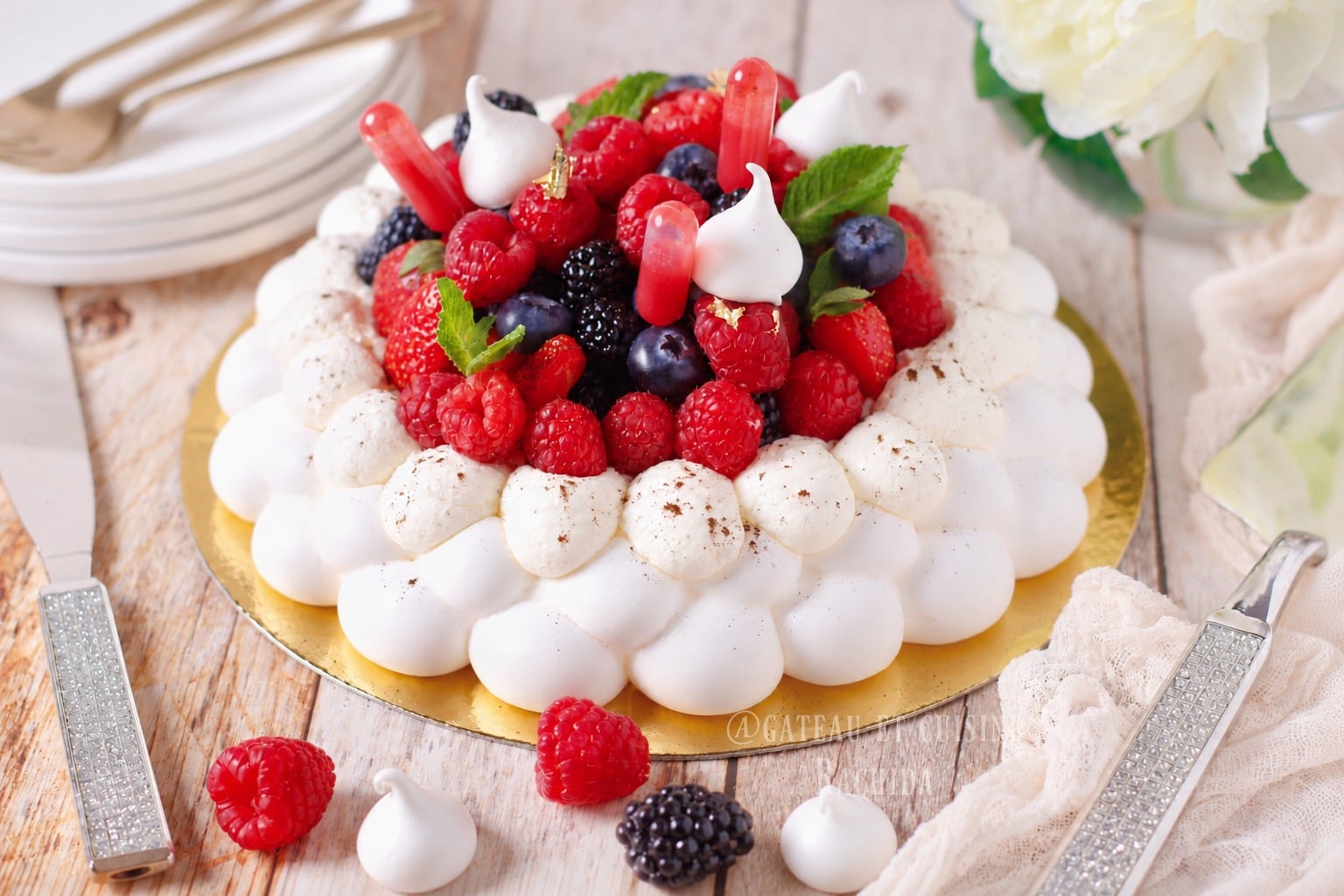 croûte croustillante d'une meringue garnie de crème fouettée et fruits frais avec un centre centre moelleux