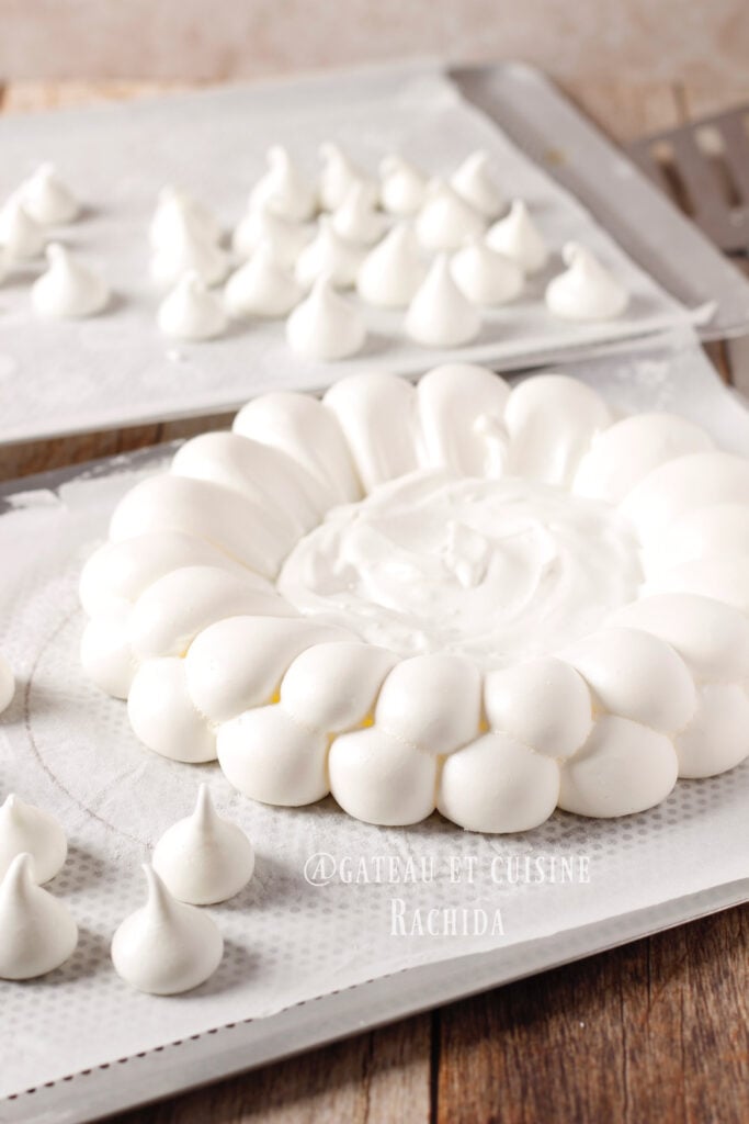coque en couronne de pavlova après cuisson à garnir de chantilly et fruits rouges