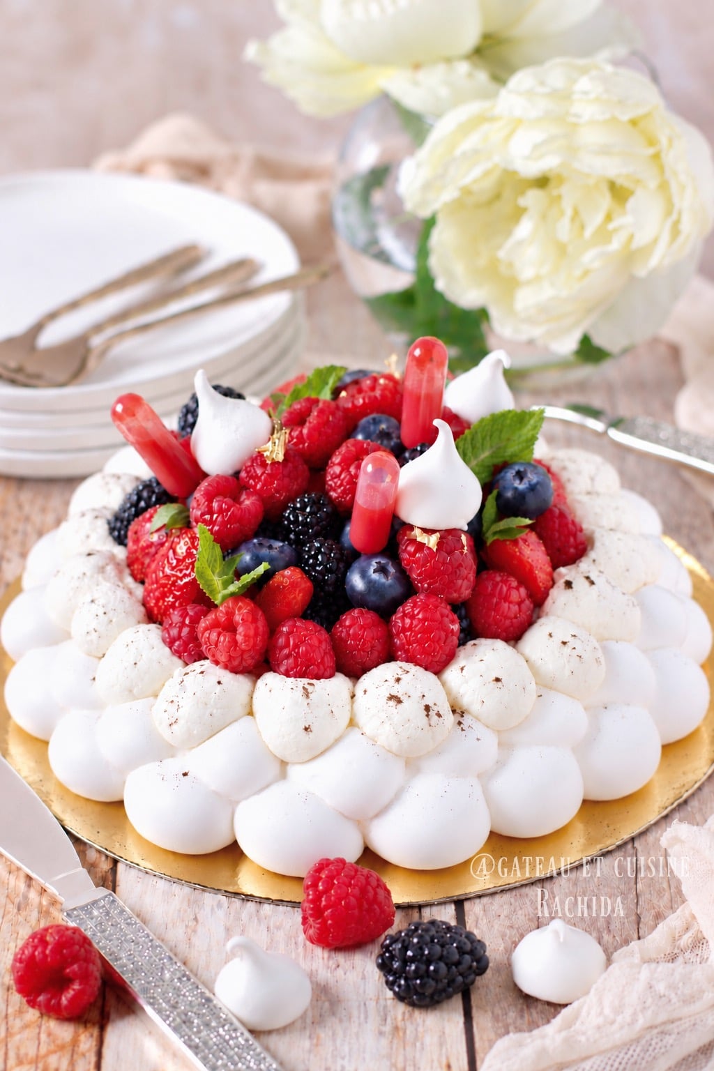 Pavlova aux fruits rouges avec une couronne de meringue blanche, une chantilly mascarpone et des fruits rouges frais.